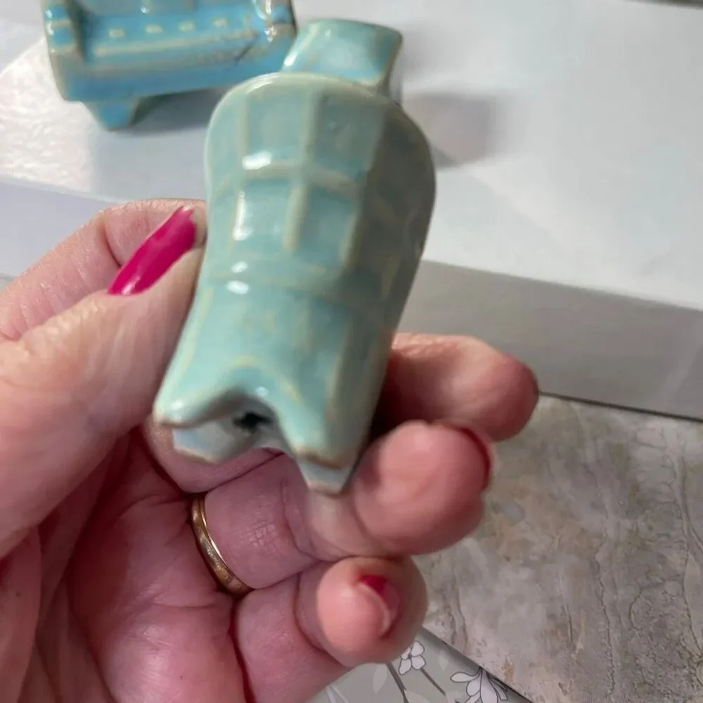 3 piece VTG Ceramic doll hose furniture..issues